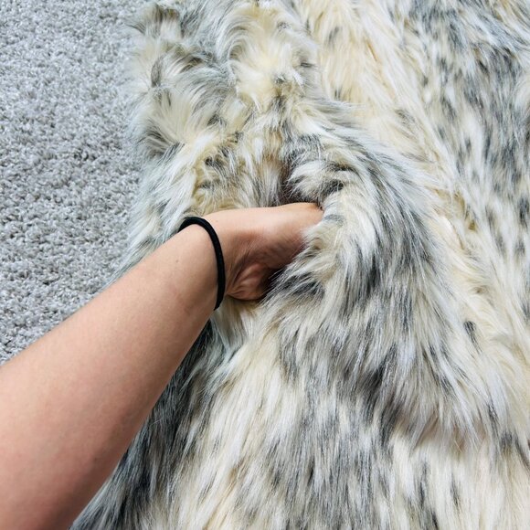 Donna Salyers' Fabulous Furs Womens Small 100 % Faux Fur Cream Vest - Picture 3 of 9